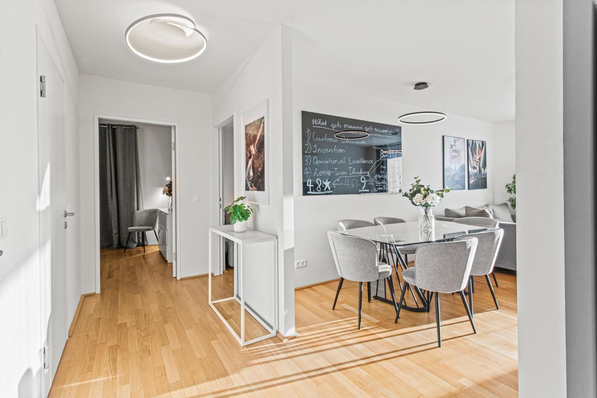 Apartment Balcony I 5 Minutes To Belvedere I Great Location 2 Minutes To Main Station Wien