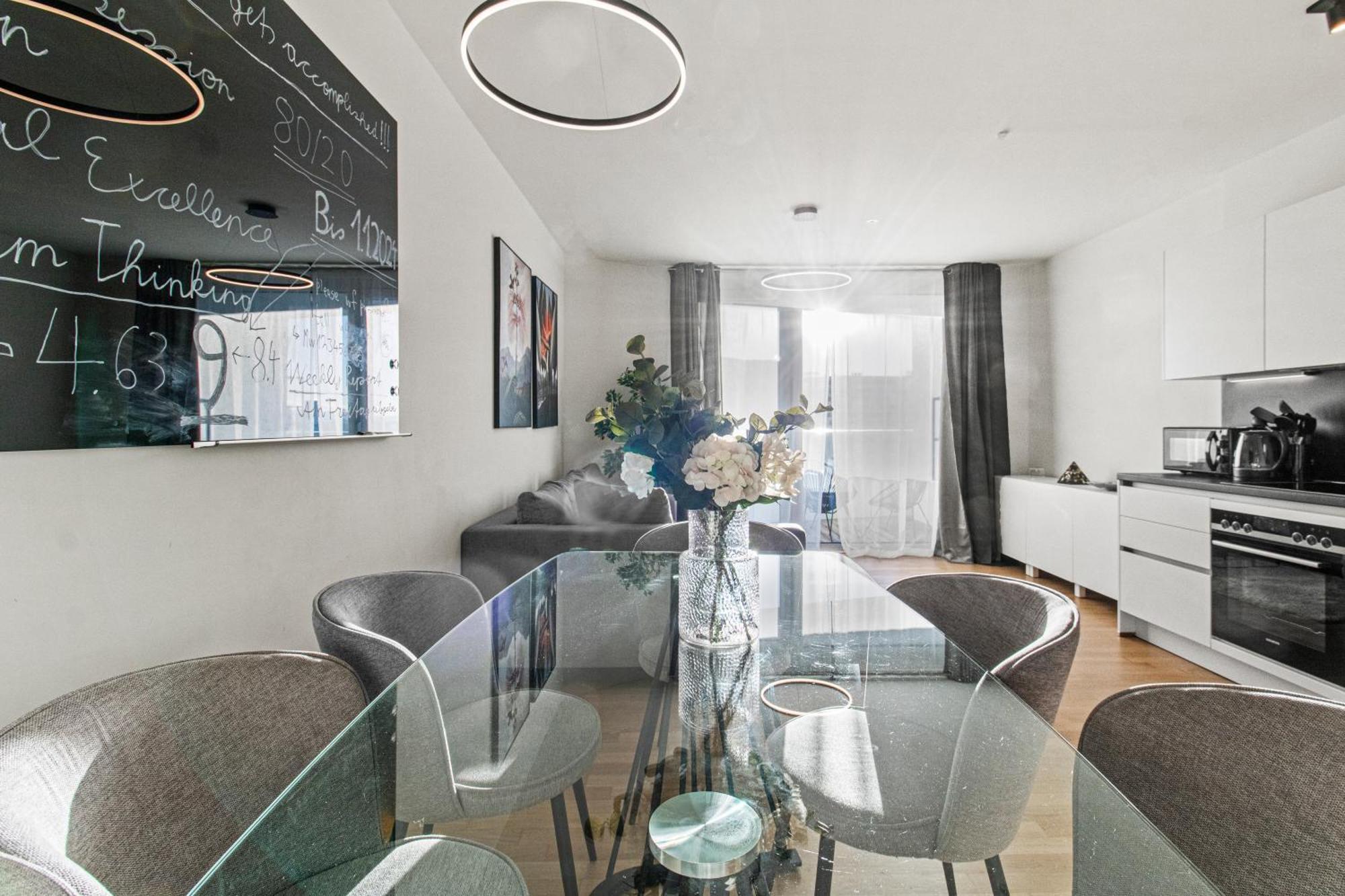 Apartment Balcony I 5 Minutes To Belvedere I Great Location 2 Minutes To Main Station *